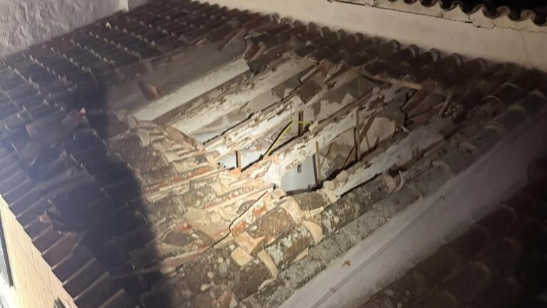 Da&ntilde;os en el techo de una vivienda tras una explosi&oacute;n de gas en Menorca.