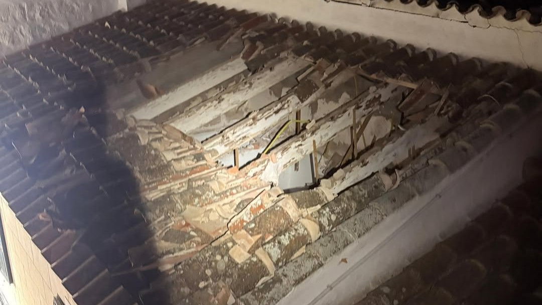 Da&ntilde;os en el techo de una vivienda tras una explosi&oacute;n de gas en Menorca.