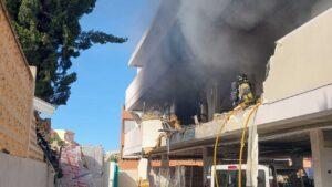 Edificio da&ntilde;ado tras una explosi&oacute;n en Ibiza con bomberos trabajando