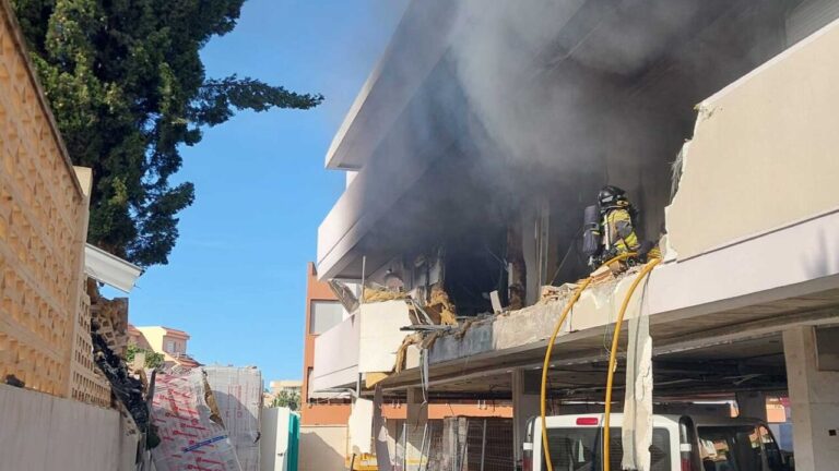 Edificio da&ntilde;ado tras una explosi&oacute;n en Ibiza con bomberos trabajando