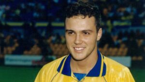 &Aacute;ngel S&aacute;nchez, exfutbolista de la SD Eivissa, sonriendo en el campo.