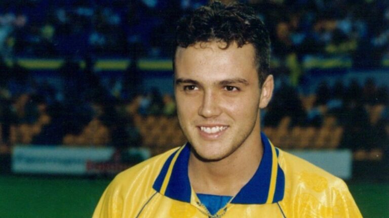 &Aacute;ngel S&aacute;nchez, exfutbolista de la SD Eivissa, sonriendo en el campo.