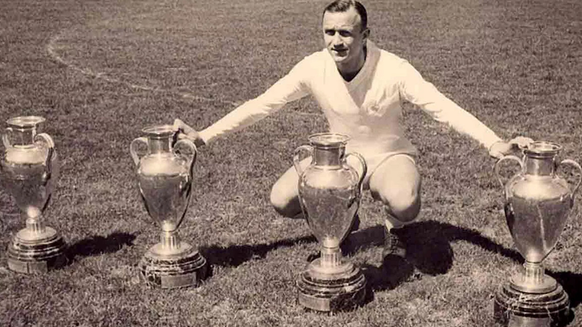 Jos&eacute; Emilio Santamar&iacute;a posando con trofeos del Real Madrid