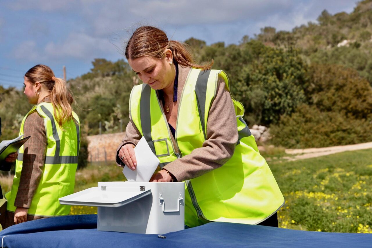 Mujer con chaleco amarillo en la inauguraci&oacute;n del nuevo hospital de Felanitx