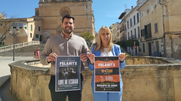 Dos personas sosteniendo carteles de conciertos en Felanitx