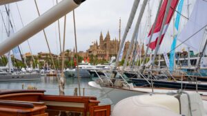 Vista de la Feria N&aacute;utica en Palma con embarcaciones y catedral al fondo