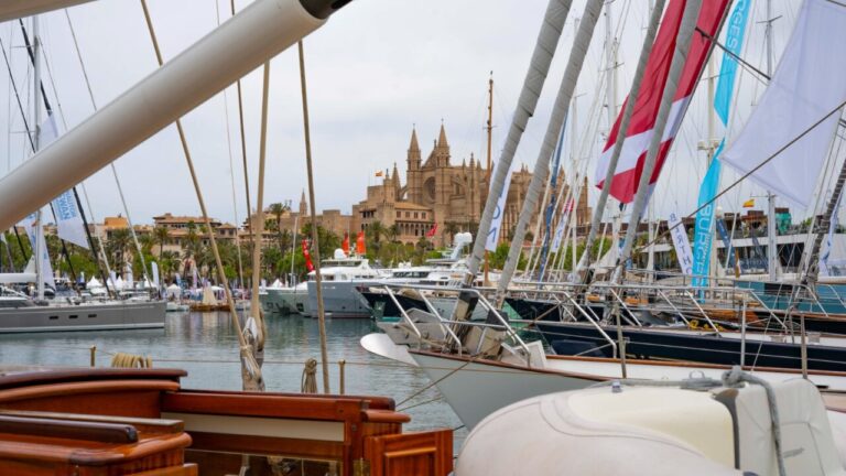Vista de la Feria Náutica en Palma con embarcaciones y catedral al fondo