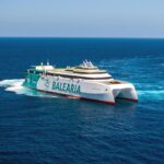 Ferry de Baleària navegando en el mar azul