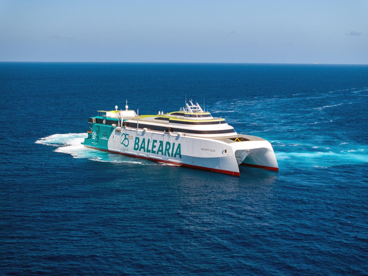 Ferry de Bale&agrave;ria navegando en el mar azul