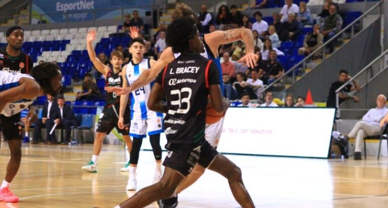 Jugadores de baloncesto en un partido entre Fibwi Mallorca e Inveready Gipuzkoa Basket