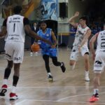 Jugadores de baloncesto en acción durante un partido en Zamora