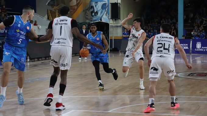 Jugadores de baloncesto en acci&oacute;n durante un partido en Zamora