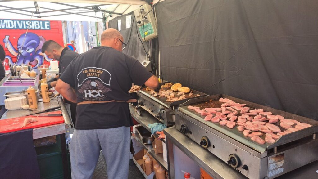 Cocineros preparando llonguets en la feria de Es Pil&middot;lar&iacute;