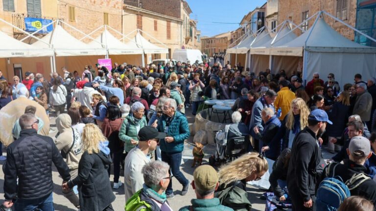 Multitud de personas disfrutando en la Fira de l'Ensa&iuml;mada en Santany&iacute;