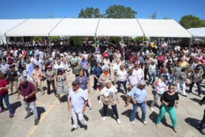 Grupo de personas mayores bailando en la Fira de la Gent Gran en Porreres