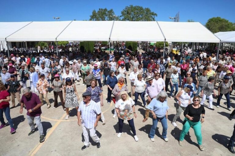 Grupo de personas mayores bailando en la Fira de la Gent Gran en Porreres