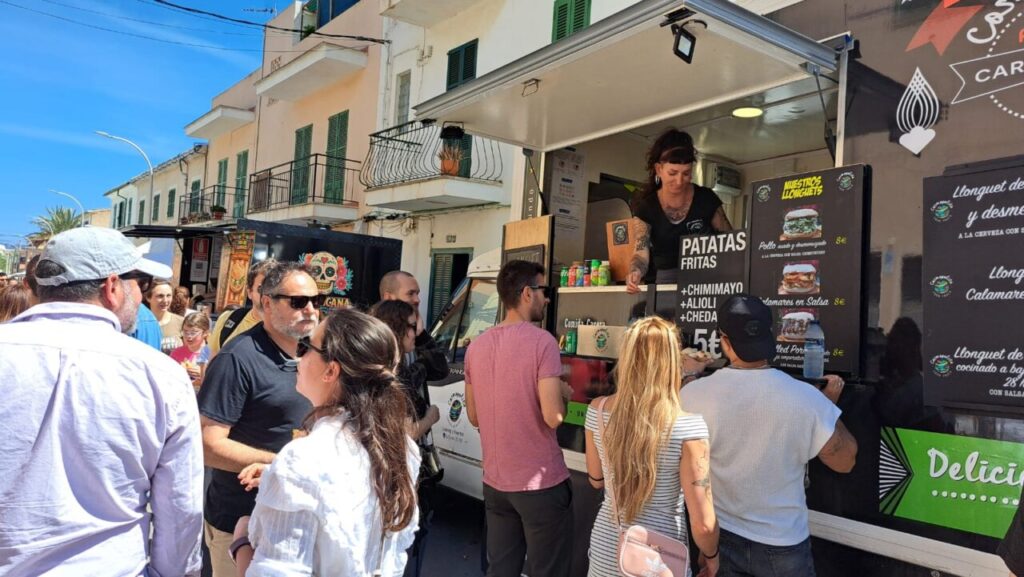 Personas disfrutando de la Fira del Llonguet en Es Pil&middot;lar&iacute;
