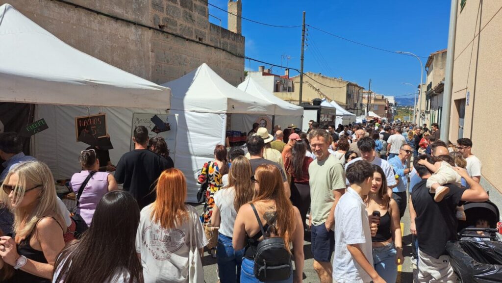 Multitud de personas disfrutando en la Fira del Llonguet en Es Pil&middot;lar&iacute;
