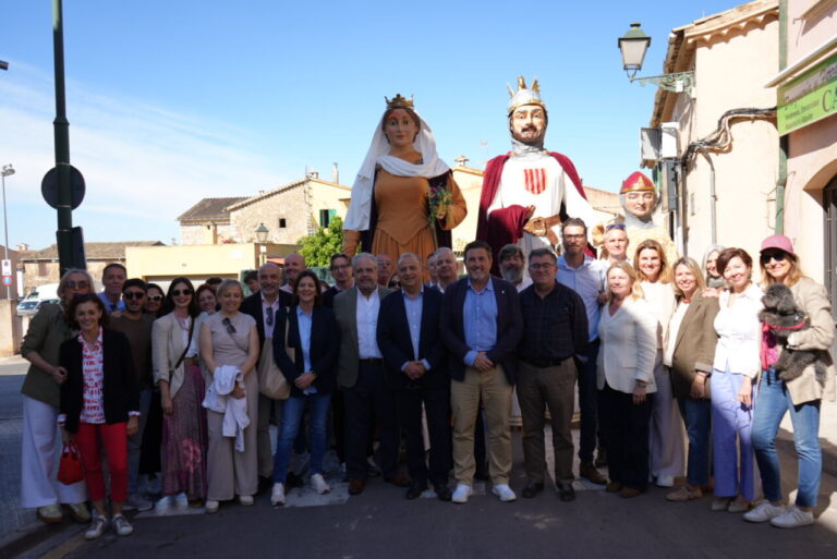Grupo de personas en la Fira d&rsquo;Ov&iacute; y Capr&iacute; de Calvi&agrave; con gigantes