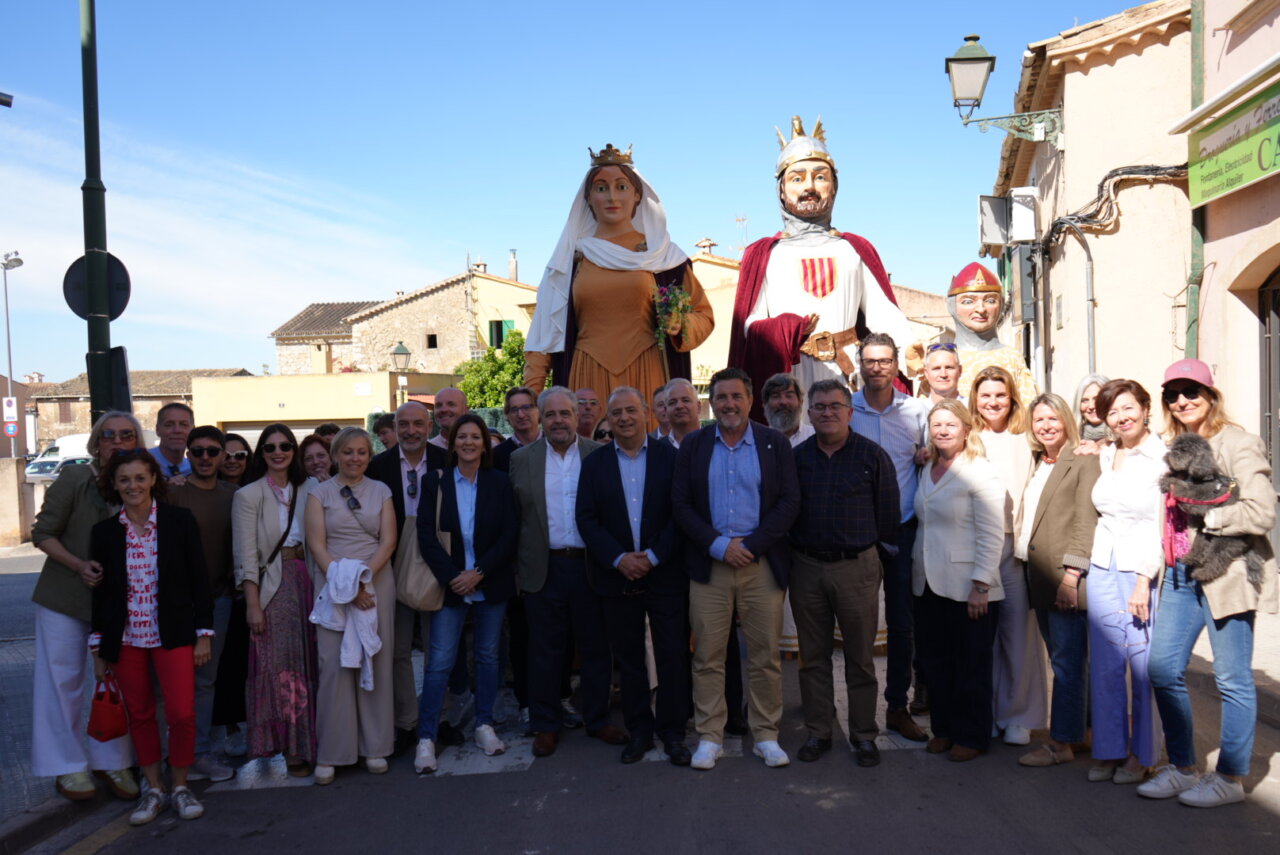 Grupo de personas en la Fira d&rsquo;Ov&iacute; y Capr&iacute; de Calvi&agrave; con gigantes