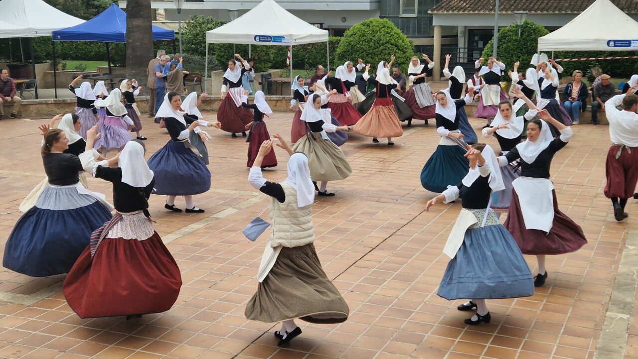 Grupo de mujeres bailando en la Fira d'Ov&iacute; i Capr&iacute; de Calvi&agrave;