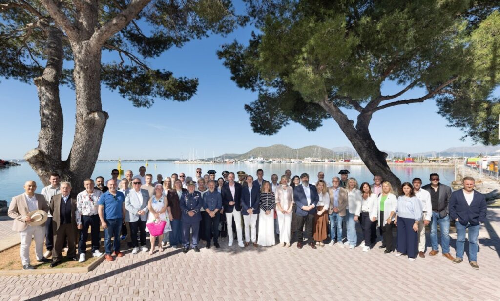 Grupo de autoridades en la Fira N&agrave;utica i de la S&iacute;pia en el Puerto de Alc&uacute;dia
