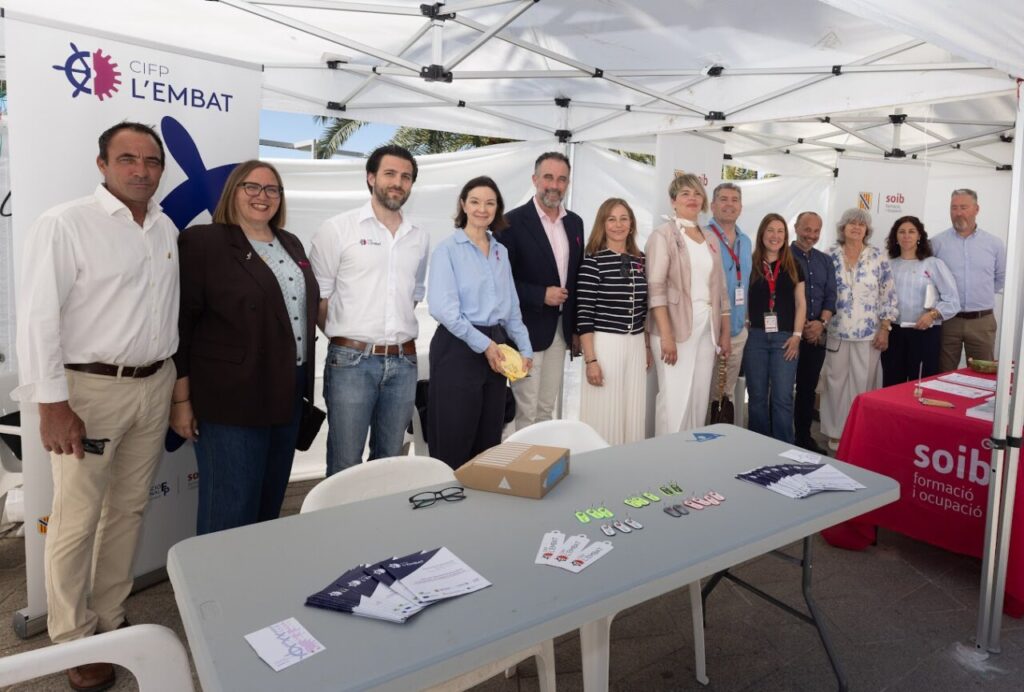 Autoridades y representantes en la Fira N&agrave;utica i de la S&iacute;pia en Alc&uacute;dia