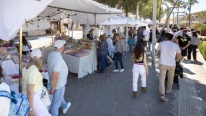 Multitud de personas disfrutando de la Fira N&agrave;utica i de la S&iacute;pia en Alc&uacute;dia