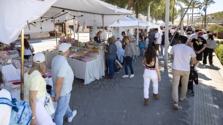 Multitud de personas disfrutando de la Fira N&agrave;utica i de la S&iacute;pia en Alc&uacute;dia