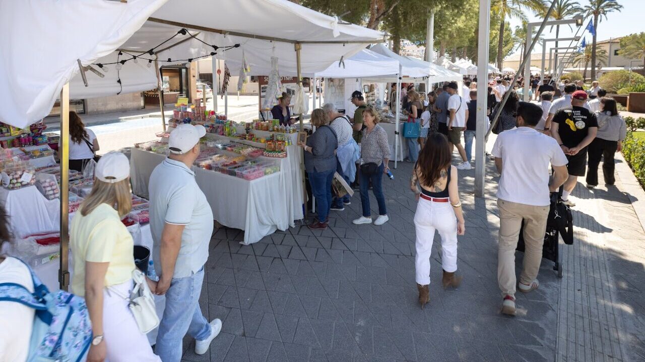 Multitud de personas disfrutando de la Fira N&agrave;utica i de la S&iacute;pia en Alc&uacute;dia