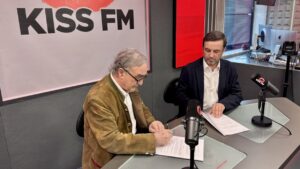 Blas Herrero y Gabriel Torrens firmando un acuerdo en estudio de radio
