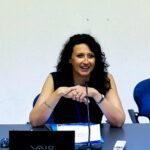 Eva Aguilar hablando sobre inteligencia artificial y educaci&oacute;n