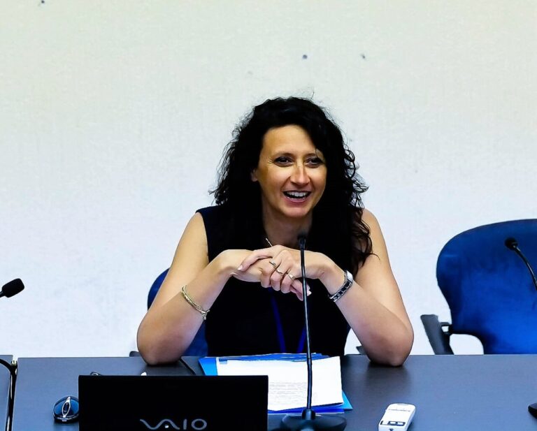 Eva Aguilar hablando sobre inteligencia artificial y educación