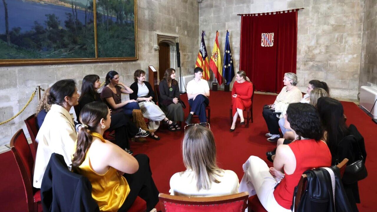 Estudiantes de ADEMA reunidos con la presidenta del Govern balear en una recepci&oacute;n.