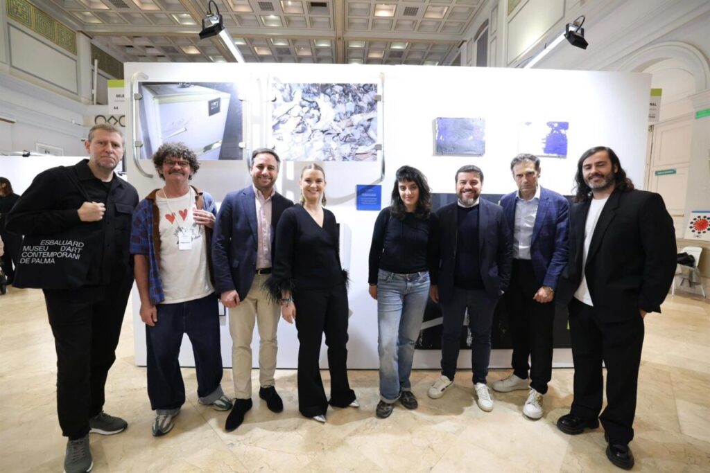 Grupo de personas en una exposición de arte contemporáneo en Es Baluard