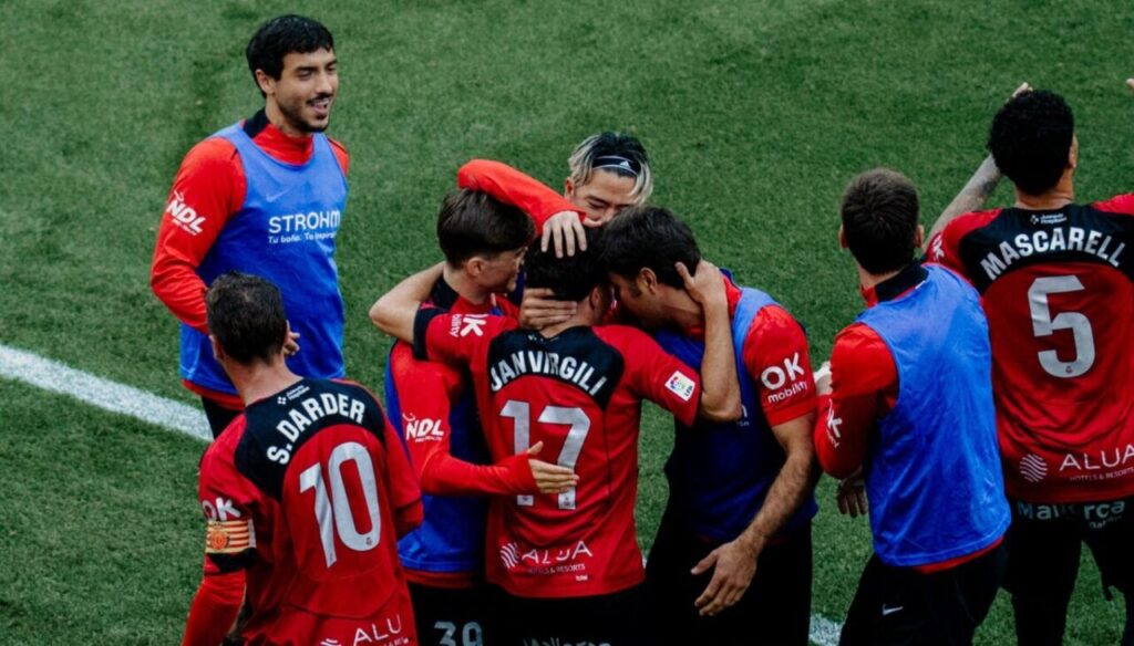 Jugadores del Mallorca celebrando el gol de Jan Virgili contra el Rayo Vallecano