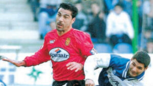 Jugador del RCD Mallorca en acci&oacute;n durante un partido en Mendizorroza