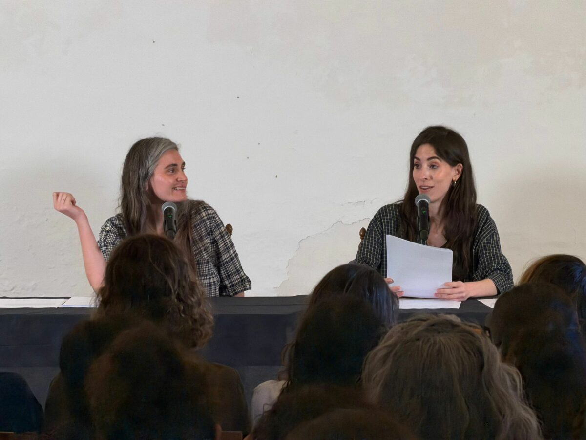 Dos presentadoras durante la grabaci&oacute;n del podcast en el Palau de Sineu