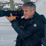 Gustavo Gonz&aacute;lez sosteniendo una c&aacute;mara en un entorno nevado