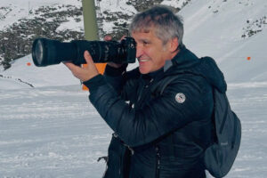 Gustavo Gonz&aacute;lez sosteniendo una c&aacute;mara en un entorno nevado