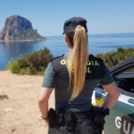 Agente de la Guardia Civil observa la costa de Sant Josep.