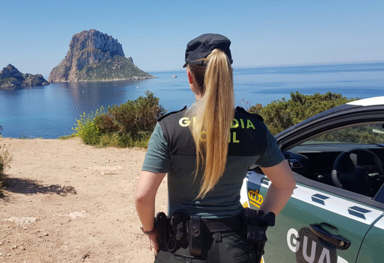 Agente de la Guardia Civil observa la costa de Sant Josep.