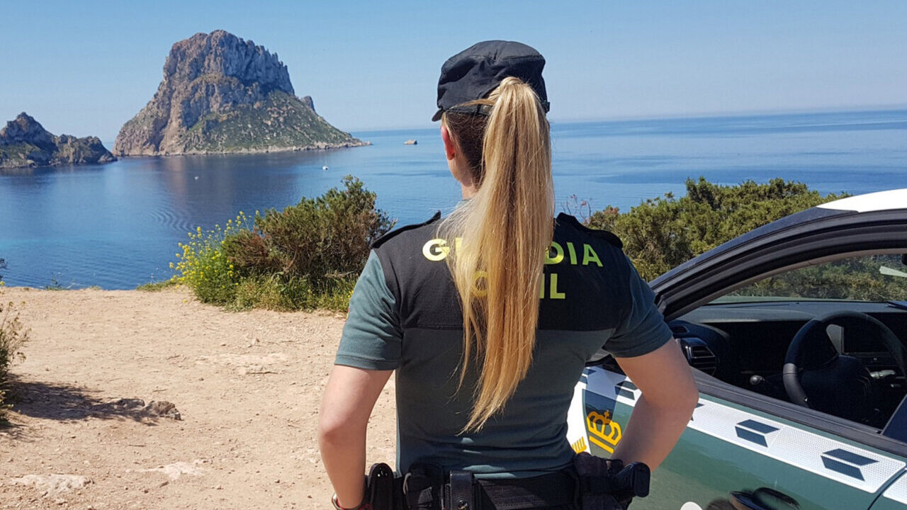 Agente de la Guardia Civil observa la costa de Sant Josep.