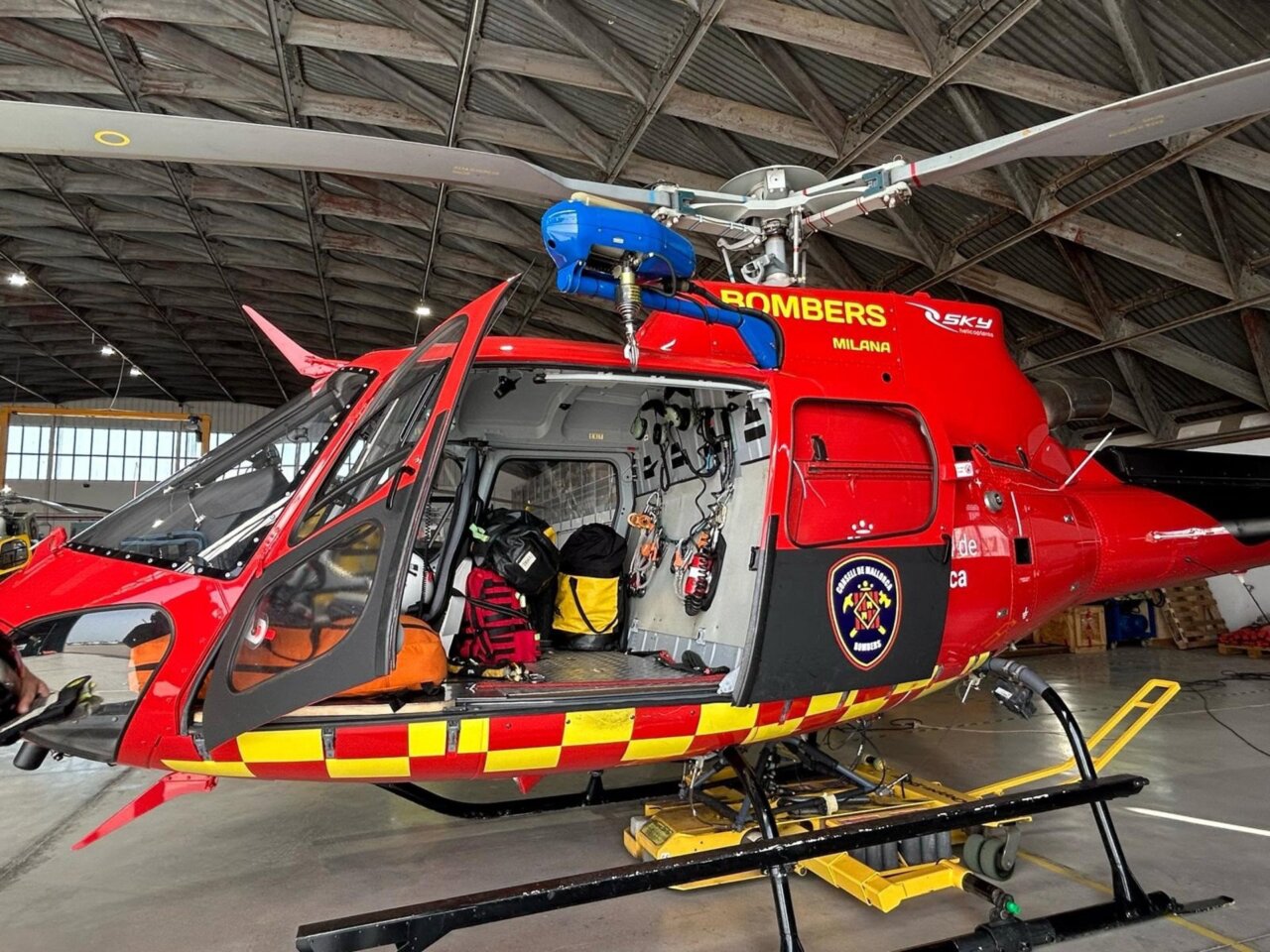 Helic&oacute;ptero Milana de los Bomberos de Mallorca en su base