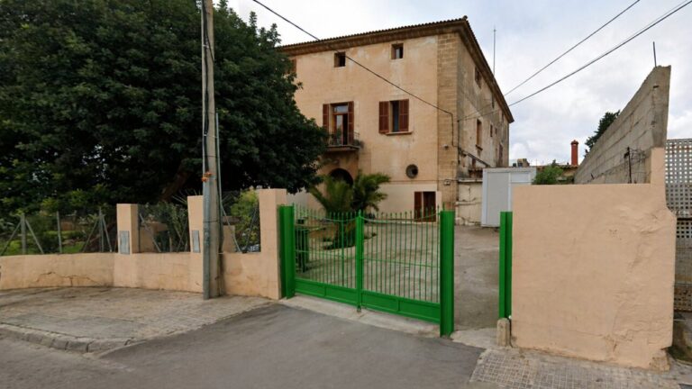 Entrada de un albergue en Palma con valla y &aacute;rboles alrededor