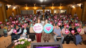 Evento de homenaje a donantes de sangre con asistentes sosteniendo carteles