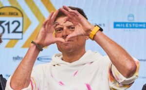 Lars Ullrich haciendo un gesto de coraz&oacute;n en un evento ciclista