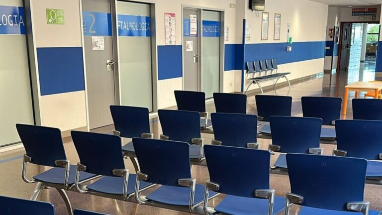 Sala de espera vac&iacute;a en un hospital durante la huelga m&eacute;dica
