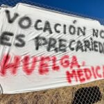 Cartel de protesta que dice 'Vocaci&oacute;n no es precariedad' en huelga m&eacute;dica