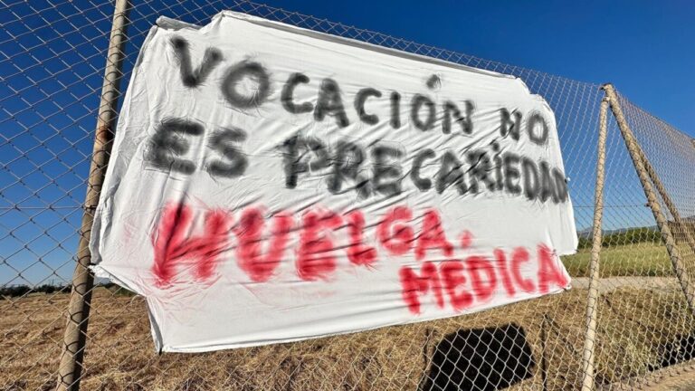 Cartel de protesta que dice 'Vocaci&oacute;n no es precariedad' en huelga m&eacute;dica